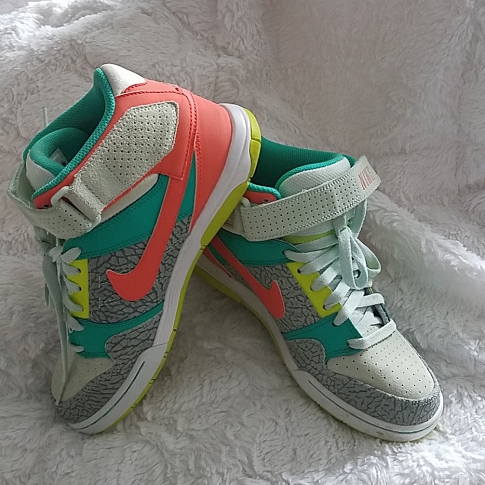 Nike sneakers NEW...SIZE 9